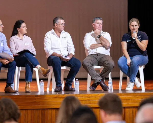 250327 Biloela Community Renewables Forum Steph and Gary on panel